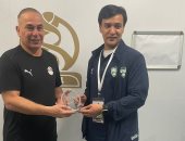 تبادل الدروع بين منتخبي مصر وأوزبكستان قبل انطلاق المباراة