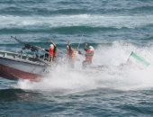 قوارب إيرانية تعترض ناقلة نفط قرب مضيق هرمز وتحول مسارها