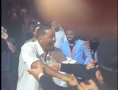 النجم العالمى ويل سميث يحيى زوار معرض الشارقة للكتاب بالعربية: شكرا.. فيديو