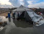 الأمطار تغرق خيام النازحين في غزة وتفاقم معاناتهم المعيشية القاسية