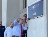 وزير الدفاع الأمريكى يثبت لوحة وزارة الحرب بيده على مبنى البنتاجون.. فيديو