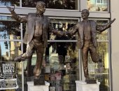 تمثال ترامب وابستين «أفضل صديقين للأبد» يعود لشوارع واشنطن.. صور