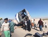 شاهد آثار حادث انقلاب أتوبيس رحلات على الصحراوى الغربى جنوب إسنا