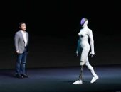 شركة صينية تقطع روبوتها البشرى على المسرح لإثبات عدم وجود إنسان داخله