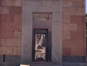 صورة اليوم.. المقصورة الحمراء للملكة حتشبسوت بالكرنك عادت للحياة في 1997م