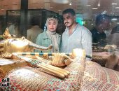 صورة اليوم.. لقاء فى حضرة تابوت الملك الشاب توت عنخ آمون بالمتحف الكبير