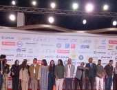 بالقمع.. أبطال فيلم "قمع" يلتقطون الصور على ريد كاربت مهرجان القاهرة