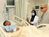 محافظ الأقصر يزور الأطفال المصابين بحادث الأتوبيس ويصرف مساعدات لأسرهم.. صور
