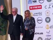 حسين فهمي وزوجته من عرض فيلم "المهاجر" بمهرجان القاهرة.. فيديو