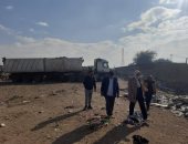 رئيس قويسنا تتابع نقل مخلفات محطة المناولة الوسيطة بالمدينة 