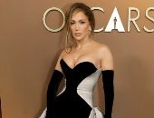 جينيفر لوبيز تخطف الأنظار فى حفل Governors Awards بإطلالة راقية.. صور