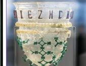 اكتشاف شعار قديم عمره 1700 عام على أوان زجاجية رومانية فاخرة