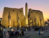 مشاهد ساحرة للإضاءة الليلية فى معبد الأقصر تبهج قلوب السائحين