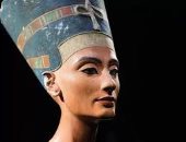 إخناتون العاشق بالمتحف المصري في انتظار رأس نفرتيتي زوجته