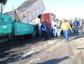 محافظ السويس يتفقد أعمال رصف طريق الزرقان بحي الجناين