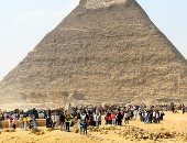 زحام سياحي أمام الهرم الأكبر.. مشهد حي لعودة الحركة على هضبة الأهرامات