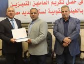 وزير النقل يكرم خفير مزلقان صبيح فى الشرقية لإنقاذه حياة مسن