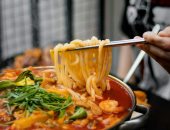 مطعم كورى يرفض استقبال الزبائن منفردين ويرفع لافتة "لا نشجع على الوحدة"