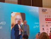 حسين فهمى يكرم محمد قبلاوي.. والمخرج يهدى التكريم لأطفال غزة