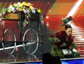 سقوط ملكة جمال بريطانيا أثناء صعودها مسرح مسابقة ملكة جمال الكون.. فيديو