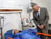 محافظ أسوان يواصل الاطمئنان على مصابى حادث انقلاب أتوبيس الأطفال