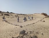 كيف يصلى رعاة الإبل والأغنام والمنقبين عن الذهب فى الصحراء الشرقية؟.. حددوا أماكن وسموها مساجد الخلا.. حسبوا قبلتها بالنجوم ومعرفة اتجاه القبلة.. وأصبحت من بعد علامات روحانية فى قلب الأودية الجبلية.. صور