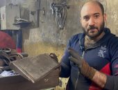 على مخرطة عمرها 50 عاما بدكرنس.. محمود يواصل مسيرة والده فى خراطة المعادن