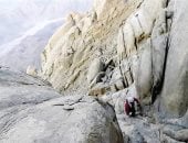 الشايب وحماطة وعلبة.. قمم شاهقة تعانق الضباب فى البحر الأحمر