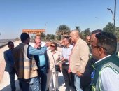 رئيس الجهاز المركزى للتعمير يتفقد مشروعات الطرق والمحاور بأسوان