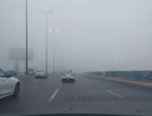 شبورة كثيفة تعطل حركة السيارات على طريق الواحات بالجيزة.. صور