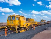 شاهد تقدم أعمال تركيب القضبان والفلنكات بالخط الأول من شبكة القطار الكهربائى السريع