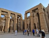 خريطة الزيارات السياحية المبهجة من حول العالم فى شرق وغرب الأقصر.. سياح العالم يستمتعون بسحر الطقس الشتوى الدافئ صباحاً بين المعابد التاريخية بالأقصر.. معابد الكرنك والأقصر ومتاحف الأقصر والتحنيط شرقاً.. صور