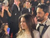 مشاهد احتفال النجوم بالفنانة مى عز الدين: زغاريد هالة صدقى وأغنية رامى صبرى
