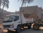 رفع 140 طن مخلفات خلال حملة مكبرة بقرية الحمام بمركز أبنوب