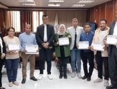 منح طلاب ومعلمين بسوهاج شهادة البرنامج الدولى لعلوم الحاسب وتطبيقات الإنترنت