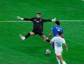 الهلال يطارد النصر على صدارة الدوري السعودي بثنائية ضد الفتح