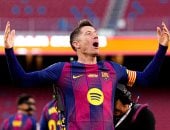 ليفاندوفسكي يضحي ماليًا من أجل البقاء في برشلونة 