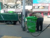 هيئة النظافة بالجيزة تدعم شارع فيصل بصناديق قمامة إضافية