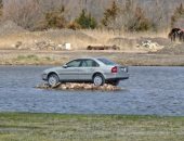 جزيرة "فولفو" لغز سيارة عالقة وسط بحيرة اصطناعية منذ أكثر من عقد.. فيديو