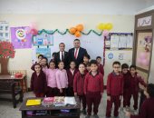 فريق من النيابة العامة يرافق الطفلة حور ضحية التنمر إلى مدرستها.. صور