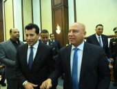 كامل الوزير وعدد من الوزاء ومحمد السعدى يقدمون العزاء في والدة وزير التموين