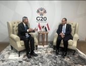 وزير الخارجية يلتقي نظيره السنغافورى