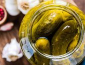 طريقة عمل مخلل الخيار فى ربع ساعة.. بطعم مقرمش ولون فاتح