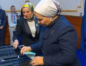 السيدة انتصار السيسى تدلى بصوتها فى انتخابات مجلس النواب.. فيديو