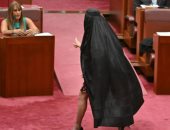 نائبة أسترالية تثير الجدل بعد ارتدائها النقاب داخل مجلس الشيوخ.. فيديو