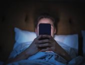 دراسة تحذر: تصفح الهاتف ليلاً قد يزيد من خطر الأفكار الانتحارية