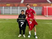 تريزيجيه يستقبل الطفل أنس بملعب التتش ويهديه قميصه