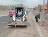 محافظة الجيزة تشن حملة لرفع كفاءة النظافة أسفل محور عمرو بن العاص