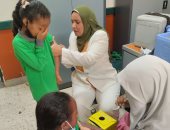 تطعيم 402 ألف طفل فى حملة ضد الحصبة بأسوان.. صور