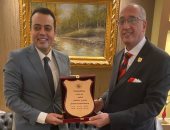 الصحفيين تهدى درع النقابة لشركة ميناء القاهرة الجوى تقديرا لتعاونها البناء